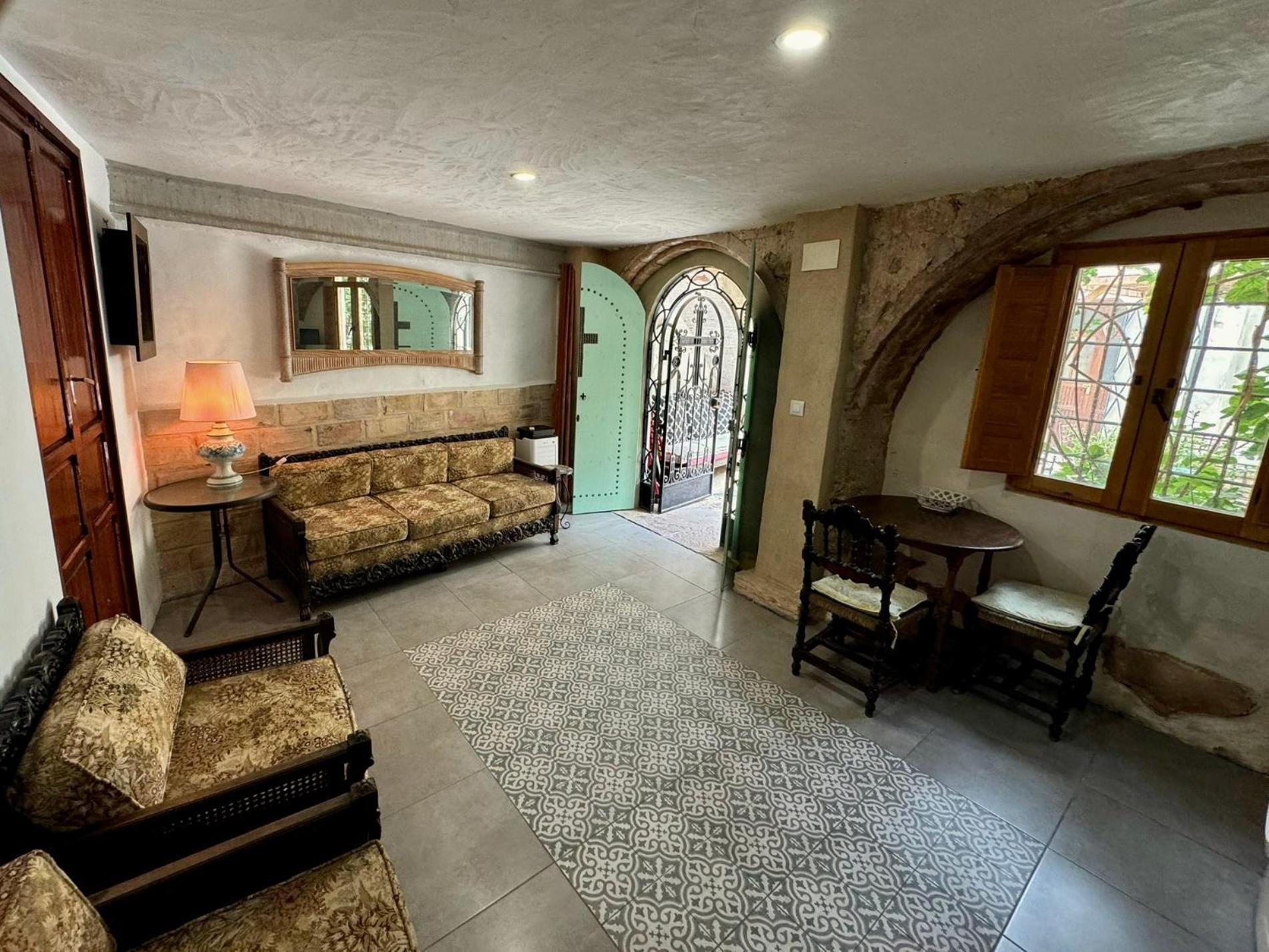 Oliva Courtyard Guesthouse Exterior photo